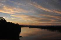 Fim de tarde sobre o rio Madre de Dios, em Puerto Maldonado, na amazônia peruana